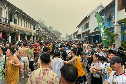 Khách du lịch tham gia lễ hội té nước tại thành phố Luang Prabang trong dịp Tết cổ truyền Bun Pi May của Lào. Ảnh: Hải Tiến