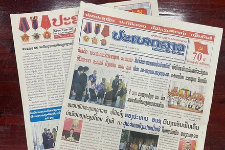 Trang nhất các tờ báo lớn của Lào số ra ngày 22/4 đều đăng tải các bài viết ca ngợi quan hệ Việt Nam-Lào. (Ảnh: Hải Tiến)