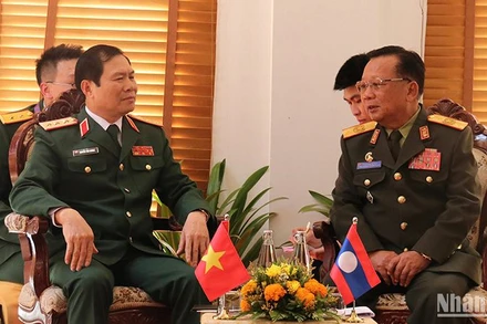 Thượng tướng Nguyễn Tân Cương gặp song phương với Đại tướng Chansamone Chanyalath, Phó Thủ tướng, Bộ trưởng Quốc phòng Lào. Ảnh: Trịnh Dũng