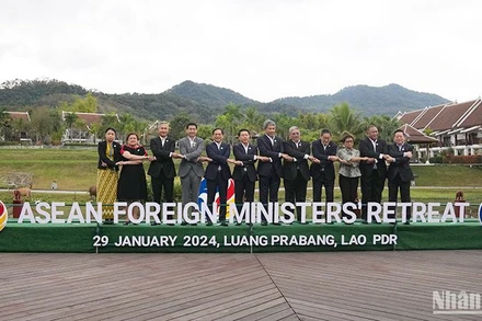 Các đại biểu tham dự Hội nghị chụp ảnh lưu niệm. (Ảnh: Hải Tiến)