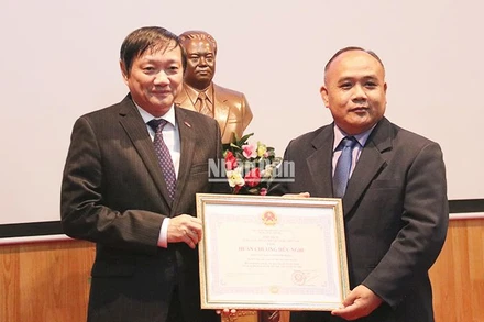 Đại sứ Nguyễn Bá Hùng thay mặt lãnh đạo Đảng, Nhà nước Việt Nam trao Huân chương Hữu nghị tặng Bảo tàng Kaysone. Phomvihane. (Ảnh: Trịnh Dũng)