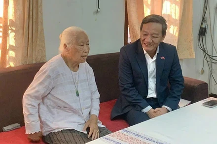 Đại sứ Việt Nam tại Lào Nguyễn Minh Tâm thăm, chúc Tết bà Lưu Nguyệt Nga - Việt kiều Lào có nhiều đóng góp cho cách mạng. (Ảnh: HẢI TIẾN)