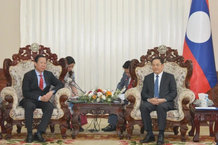 Đồng chí Phan Văn Mãi và Thủ tướng Chính phủ Lào Sonexay Siphandone. (Ảnh: Hải Tiến)