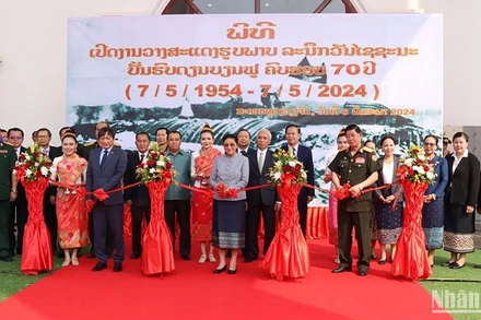 Các vị đại biểu cắt băng khai mạc Triển lãm. (Ảnh: TRỊNH DŨNG)