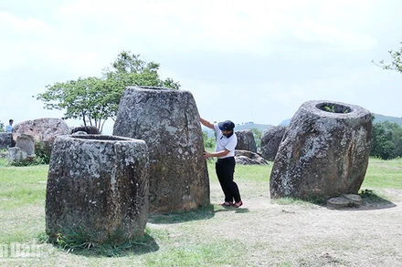 Du khách tham quan Cánh đồng Chum, một trong những địa danh của Lào được xếp hạng di sản thế giới. (Ảnh: Trịnh Dũng)