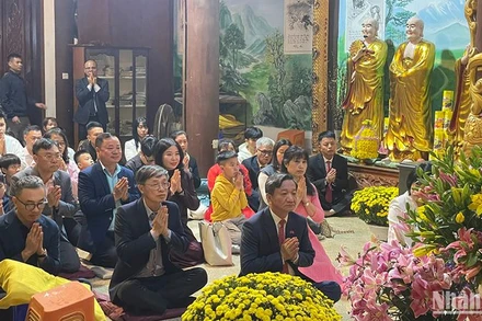 Đại sứ Nguyễn Minh Tâm cùng cán bộ, nhân viên Đại sứ quán Việt Nam tại Lào lễ chùa trong đêm Giao thừa. (Ảnh: Hải Tiến)