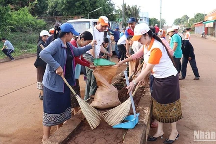 Cơ quan y tế Lào kêu gọi người dân giữ gìn môi trường xung quanh sạch sẽ để hạn chế sốt xuất huyết. (Ảnh CTV cung cấp)