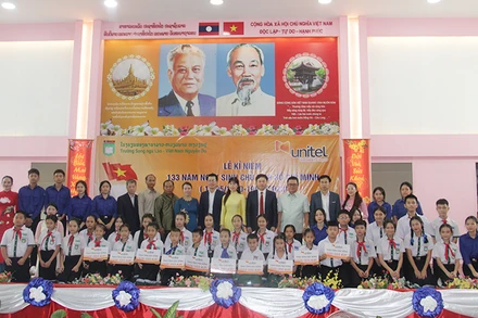 Trao học bổng cho các em học sinh giỏi, có hoàn cảnh khó khăn. Ảnh: Hải Tiến