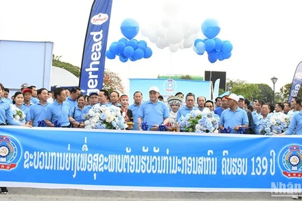 Thủ tướng Lào cùng các đại biểu tham dự sự kiện. (Ảnh: HẢI TIẾN)