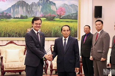Phó Chủ tịch nước Lào Bounthong Chitmany tiếp Đoàn đại biểu cấp cao Trung ương Đoàn TNCS Hồ Chí Minh. (Ảnh: Trịnh Dũng)