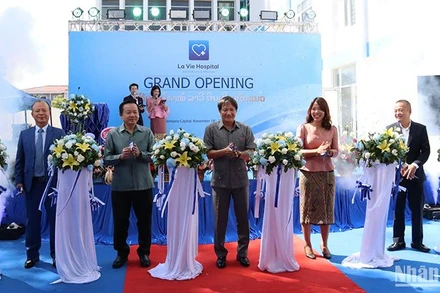 Các đại biểu làm lễ cắt băng khai trương bệnh viện. Ảnh: Hải Tiến