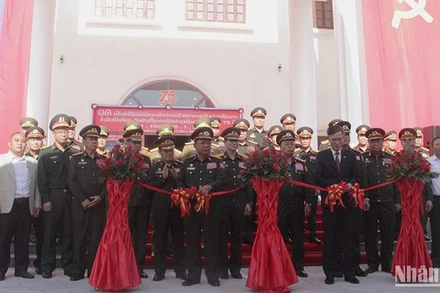 Các đại biểu cắt băng khánh thành. (Ảnh: HẢI TIẾN)