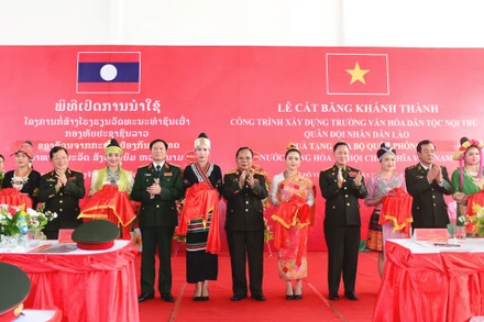 Các đại biểu cắt băng khánh thành công trình. (Ảnh: Trịnh Dũng)