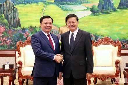 Đồng chí Đinh Tiến Dũng và Tổng Bí thư, Chủ tịch nước Lào Thongloun Sisoulith. Ảnh: Trịnh Dũng