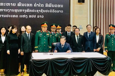 Đại sứ Việt Nam tại Lào Nguyễn Minh Tâm ghi sổ tang tưởng niệm đồng chí Khamtay Siphandone. (Ảnh: Hải Tiến)