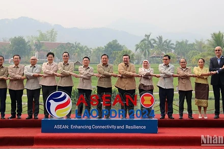 Các đại biểu chụp ảnh chung tại Hội nghị Bộ trưởng Tài chính ASEAN 28. (Ảnh: Trịnh Dũng)