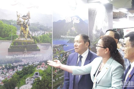 Bộ trưởng Văn hóa, Thể thao và Du lịch Nguyễn Văn Hùng tham quan Gian hàng Du lịch Việt Nam. (Ảnh: Hải Tiến)
