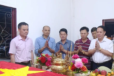 Đại diện Hội người Việt Nam tại Oudomxay (Bắc Lào) dâng hương các anh hùng liệt sĩ. (Ảnh: Trịnh Dũng)