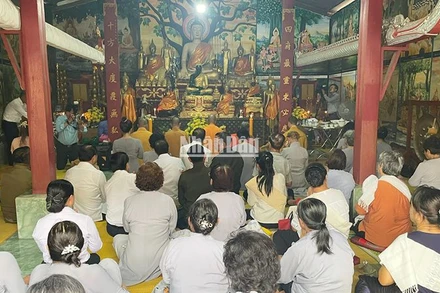 Lễ cầu siêu tưởng nhớ các anh hùng liệt sĩ hai nước Việt Nam và Lào đã hy sinh vì độc lập, tự do và hạnh phúc của hai nước Lào-Việt Nam anh em. (Ảnh: Hải Tiến)