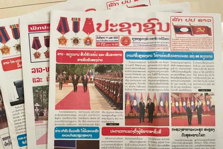 Trang nhất các tờ báo lớn của Lào số ra ngày 11/4 đều đăng bài xã luận ca ngợi chuyến thăm Lào của Chủ tịch nước Việt Nam Võ Văn Thưởng. (Ảnh: HẢI TIẾN)