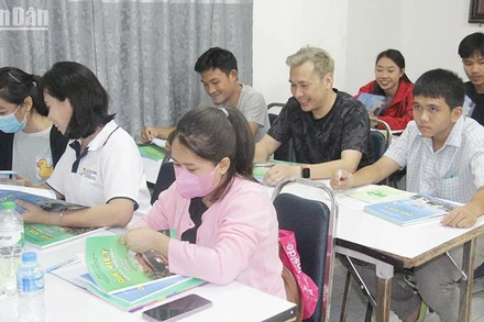 Các học viên hào hứng tham gia lớp học tiếng Việt. (Ảnh: HẢI TIẾN)