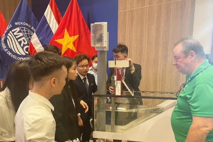 Sinh viên Đại học Thủy Lợi trình bày sản phẩm của đội mình với Hội đồng giám khảo. Ảnh: Hải Tiến