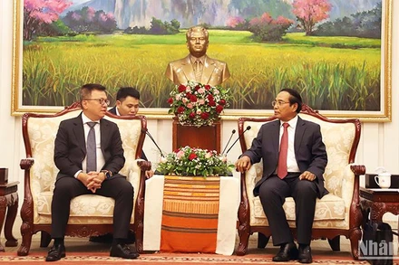 Thường trực Ban Bí thư Đảng Nhân dân Cách mạng Lào, Phó Chủ tịch nước Lào Bounthong Chitmany tiếp thân mật đồng chí Lê Quốc Minh cùng Đoàn đại biểu Báo Nhân Dân. (Ảnh: Hải Tiến)