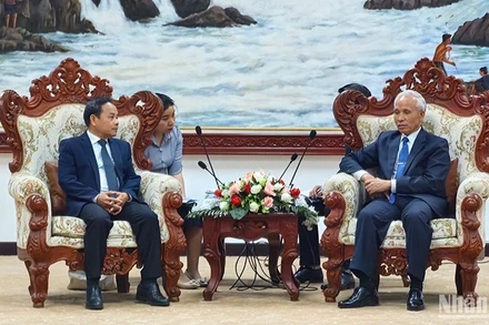 Đồng chí Đinh Như Hoan, Phó Tổng Biên tập Báo Nhân Dân chào xã giao đồng chí Trưởng Ban Tuyên huấn Trung ương Đảng Nhân dân Cách mạng Lào. Ảnh: Hải Tiến