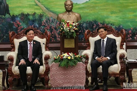 Phó Chủ tịch Quốc hội Việt Nam Nguyễn Khắc Định (trái) tiếp kiến Tổng Bí thư, Chủ tịch nước Lào Thongloun Sisoulith. (Ảnh: HẢI TIẾN)