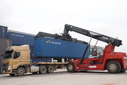 Bốc dỡ hàng hóa tại Cảng cạn Thanaleng ở thủ đô Vientiane. Ảnh: Hải Tiến