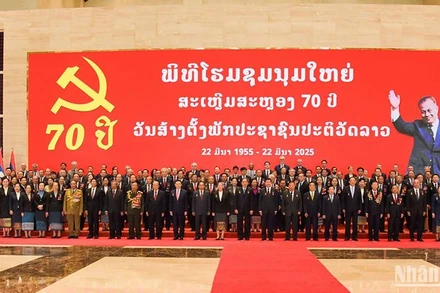 Các đồng chí lãnh đạo Đảng, Nhà nước Lào qua các thời kỳ tại buổi lễ. (Ảnh: Trịnh Dũng)