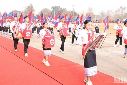 Thanh thiếu niên Lào diễu hành tại lễ hội. (Ảnh: Hải Tiến)