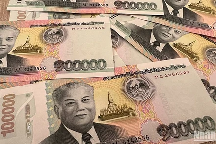 Tờ tiền có mệnh giá lớn nhất hiện nay của Lào là 100.000 kíp. (Ảnh: Trịnh Dũng)