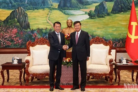 Tổng Bí thư, Chủ tịch nước Lào Thongloun Sisoulith tiếp Bộ trưởng Công an Lương Tam Quang. (Ảnh: Trịnh Dũng)