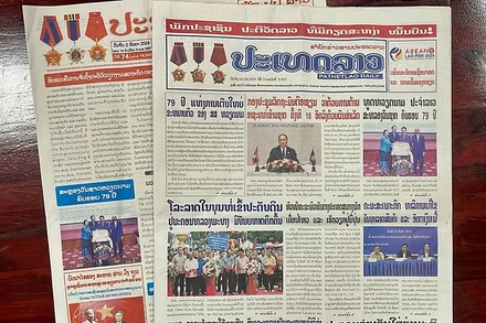 Trang nhất các tờ báo lớn của Lào số ra ngày 2/9 đều trang trọng đăng tin, bài chúc mừng 79 năm Quốc khánh Việt Nam. Ảnh: Hải Tiến
