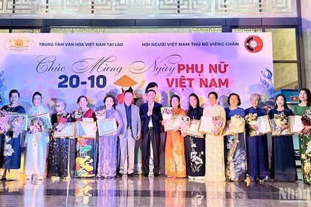 Trao tặng Giấy khen cho nữ kiều bào tiêu biểu tại Lào. (Ảnh: Trịnh Dũng)