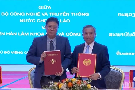 Giáo sư, Tiến sĩ Châu Văn Minh và Bộ trưởng Công nghệ và Truyền thông Lào Boviengkham Vongdara. (Ảnh: Trịnh Dũng)
