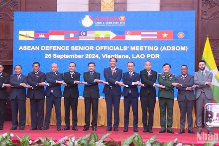 Trưởng đoàn ADSOM các nước ASEAN chụp ảnh lưu niệm tại Hội nghị. (Ảnh: TRỊNH DŨNG)