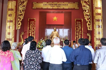 Các đại biểu dâng hương tưởng niệm Chủ tịch Hồ Chí Minh. Ảnh: TRỊNH DŨNG