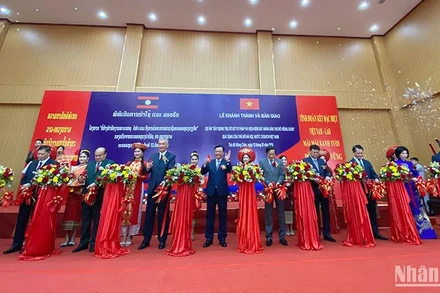 Các đại biểu cắt băng khánh thành Dự án. (Ảnh: Trịnh Dũng)