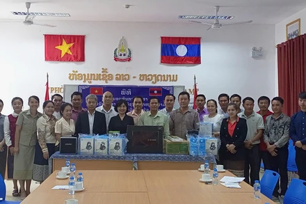 Trao thiết bị hỗ trợ công tác giảng dạy cho Trường đại học Souphanouvong. (Ảnh: BÍCH HỒNG)