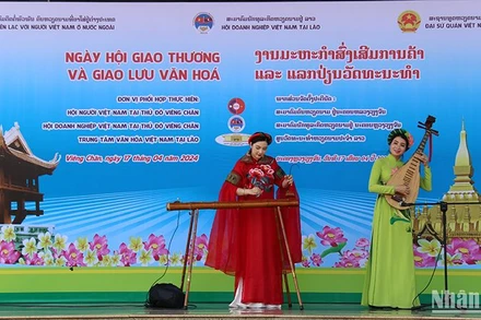 Tiết mục văn nghệ biểu diễn đàn bầu tại sự kiện. (Ảnh: Hải Tiến)