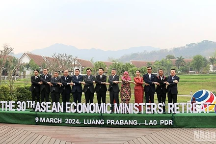 Các trưởng đoàn tham dự hội nghị chụp ảnh lưu niệm. (Ảnh: TRỊNH DŨNG)