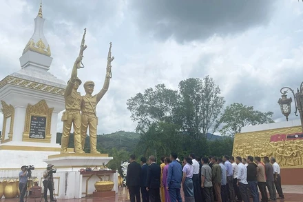 Tưởng nhớ các Anh hùng liệt sĩ tại Bắc Lào. Ảnh: Hải Tiến