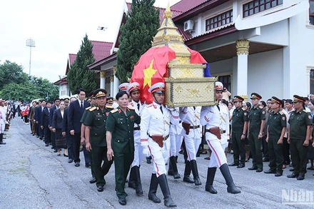 Tiễn đưa các liệt sĩ về đất Mẹ. (Ảnh: TRỊNH DŨNG)