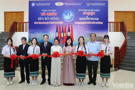 Các đại biểu cắt băng khai mạc triển lãm. Ảnh: Hải Tiến