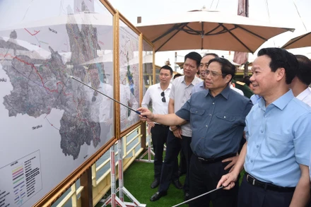 Thủ tướng Phạm Minh Chính kiểm tra công trình hạ tầng ở Yên Bái. (Ảnh: Trần Hải)