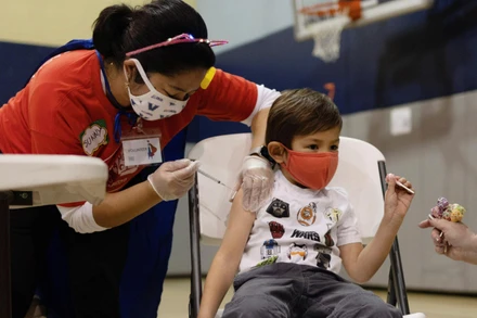 Tiêm vaccine ngừa Covid-19 cho trẻ em tại Mỹ. (Ảnh: Reuters)