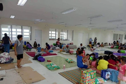 Người dân tránh bão bên trong trung tâm di dời tại tỉnh Aurora, ngày 25/9. (Ảnh: Reuters)