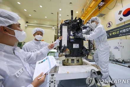 Các kỹ sư kiểm tra Danuri trước khi tàu này được phóng vào không gian. (Ảnh: Viện Nghiên cứu không gian vũ trụ Hàn Quốc)